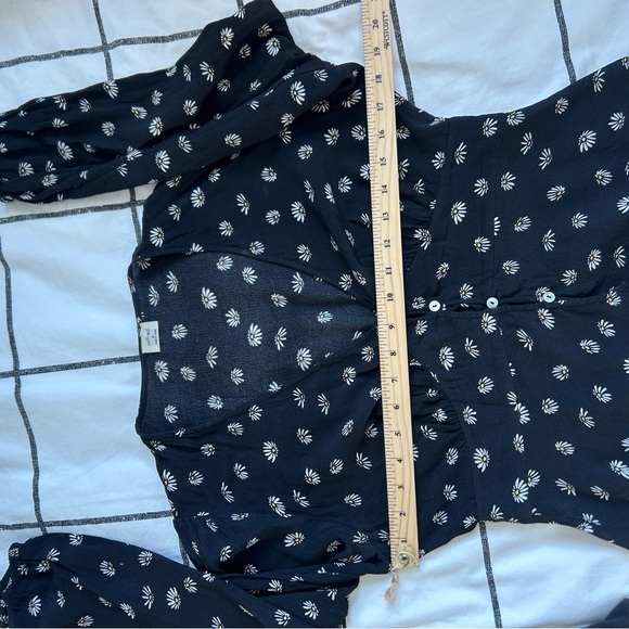 Aritzia Wilfred Daisy Button Up Blouse Size Medium - Picture 7 of 10